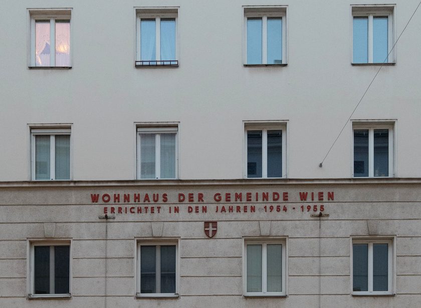 Façade of a Vienna municipal housing block with the red inscription Wohnhaus der Gemeinde Wien